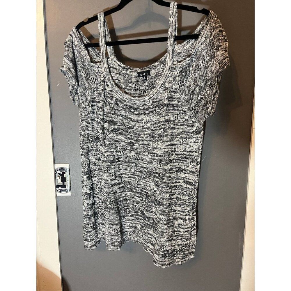 Torrid size 2 light gray cold shoulder short sleeve sweater top
